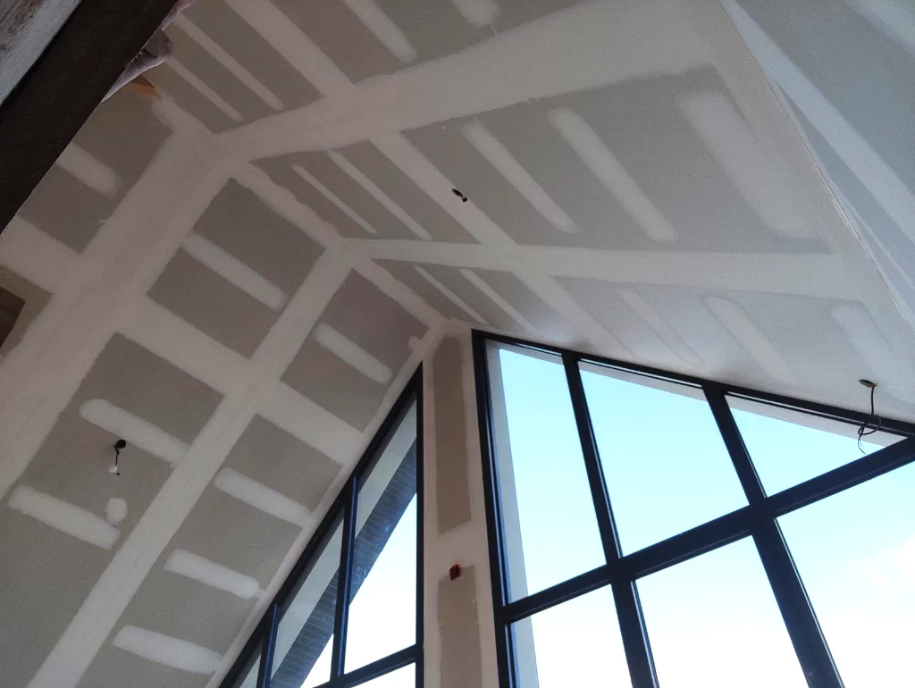 baie vitrée façon verrière et plafond en placoplâtre